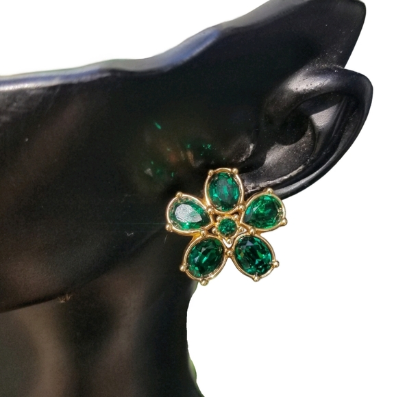 SWAROVSKI SAVVY COLLECTION GOLDTONE & EMERALD GREEN CRYSTAL FLOWER EARRINGS - Picture 1 of 7